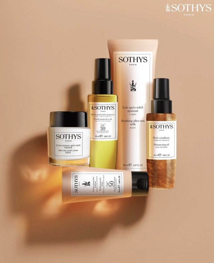 Photographie de produits de soin premium dans un univers lumineux et minimaliste